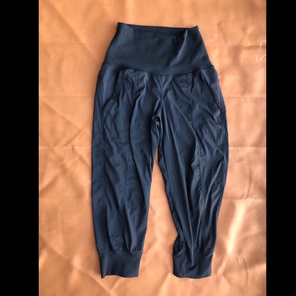 Lululemon Cropped Maternity Pants 